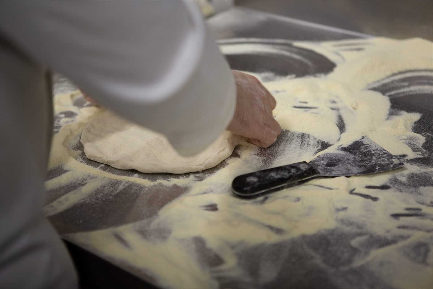 La stesura dell'impasto sul banco