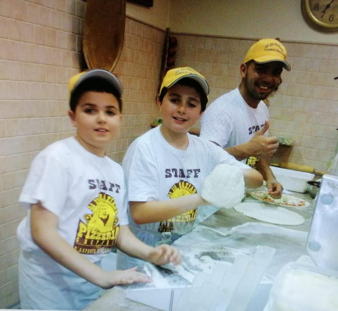 Salvatore e Simone bambini nella pizzeria di famiglia, 2006